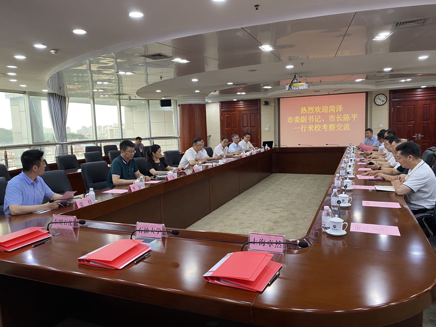 上海294俄罗斯专享会登录、东明石化、中国石油大学三方签署《原油催化裂解制乙烯丙烯（UPC）手艺工业试验与推广允许协议》